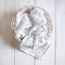 Carica l'immagine nel visualizzatore di Gallery, COPERTINA IN MUSSOLA - FIORI ROSA