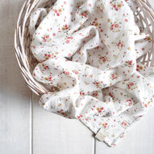 Carica l'immagine nel visualizzatore di Gallery, COPERTINA IN MUSSOLA - MILLEFIORI ROSA