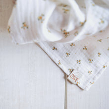 Carica l'immagine nel visualizzatore di Gallery, COPERTINA IN MUSSOLA - FIORI OCRA