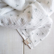 Carica l'immagine nel visualizzatore di Gallery, COPERTINA IN MUSSOLA - FIORI AZZURRO