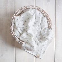 Carica l'immagine nel visualizzatore di Gallery, COPERTINA IN MUSSOLA - FIORI AZZURRO