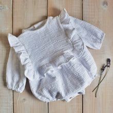 Carica l'immagine nel visualizzatore di Gallery, PAGLIACCETTO IN MUSSOLA CON VOLANT - BIANCO