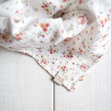 Carica l&#39;immagine nel visualizzatore di Gallery, COPERTINA IN MUSSOLA - MILLEFIORI ROSA
