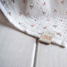 Carica l&#39;immagine nel visualizzatore di Gallery, COPERTINA IN MUSSOLA - FIORI ROSA
