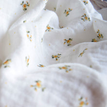 Carica l&#39;immagine nel visualizzatore di Gallery, COPERTINA IN MUSSOLA - FIORI OCRA
