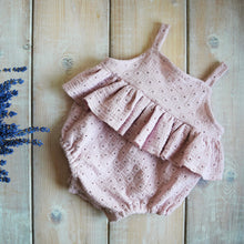 Carica l&#39;immagine nel visualizzatore di Gallery, PAGLIACCETTO IN MUSSOLA CON RICAMI - ROSA
