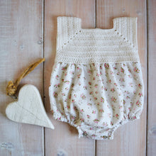 Carica l&#39;immagine nel visualizzatore di Gallery, PAGLIACCETTO ALL&#39;UNCINETTO NEW BORN - BIANCO
