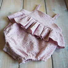 Carica l&#39;immagine nel visualizzatore di Gallery, PAGLIACCETTO IN MUSSOLA CON RICAMI - ROSA
