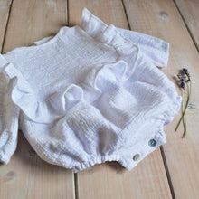 Carica l&#39;immagine nel visualizzatore di Gallery, PAGLIACCETTO IN MUSSOLA CON VOLANT - BIANCO
