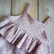 Carica l&#39;immagine nel visualizzatore di Gallery, PAGLIACCETTO IN MUSSOLA CON RICAMI - ROSA
