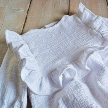 Carica l&#39;immagine nel visualizzatore di Gallery, PAGLIACCETTO IN MUSSOLA CON VOLANT - BIANCO
